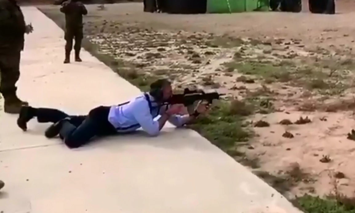 Un vídeo muestra a Ortega Smith disparando con un rifle: "Este es del Daesh, había que cargárselo" Un vídeo muestra a Ortega Smith disparando con un rifle: "Este es del Daesh, había que cargárselo"