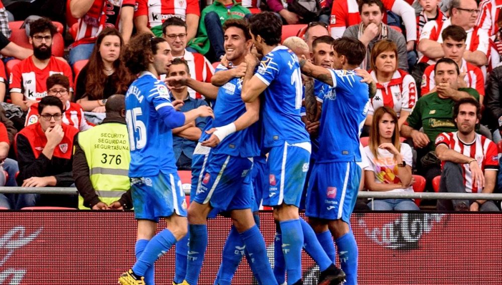 Los jugadores del Getafe celebran el segundo gol del partido marcado por Jaime Mata (2i) ante el Athletic de Bilbao