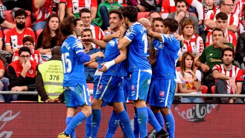 Los jugadores del Getafe celebran el segundo gol del partido marcado por Jaime Mata (2i) ante el Athletic de Bilbao