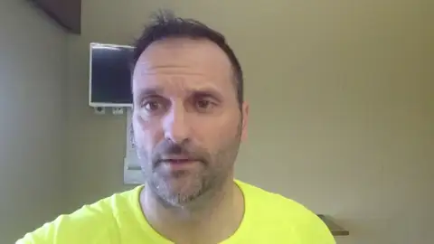 Óliver Cuadrado, español repatriado por el coronavirus: "Seguimos en la lucha. Fuerza, Wuhan" Óliver Cuadrado, español repatriado por el coronavirus: "Seguimos en la lucha. Fuerza, Wuhan"