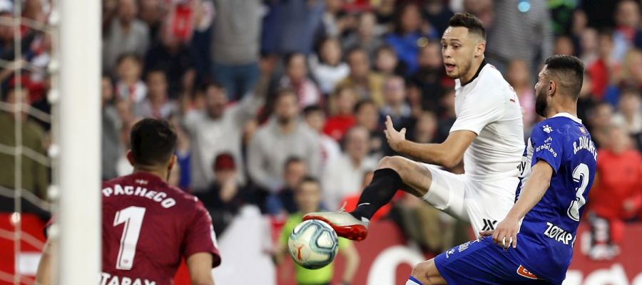 El delantero argentino del Sevilla FC Lucas Ocampos (c) remata ante el defensa del Deportivo Alavés Rubén Duarte El delantero argentino del Sevilla FC Lucas Ocampos (c) remata ante el defensa del Deportivo Alavés Rubén Duarte
