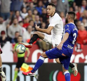 El delantero argentino del Sevilla FC Lucas Ocampos (c) remata ante el defensa del Deportivo Alavés Rubén Duarte El delantero argentino del Sevilla FC Lucas Ocampos (c) remata ante el defensa del Deportivo Alavés Rubén Duarte