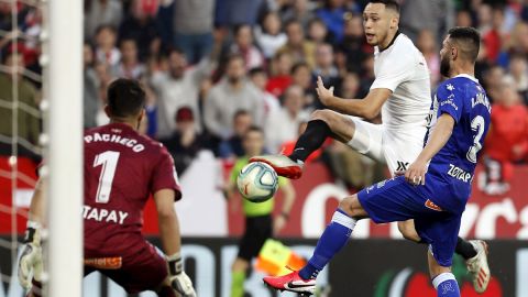 El delantero argentino del Sevilla FC Lucas Ocampos (c) remata ante el defensa del Deportivo Alav&eacute;s Rub&eacute;n Duarte