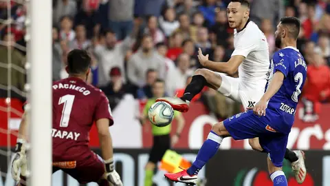 El delantero argentino del Sevilla FC Lucas Ocampos (c) remata ante el defensa del Deportivo Alavés Rubén Duarte El delantero argentino del Sevilla FC Lucas Ocampos (c) remata ante el defensa del Deportivo Alavés Rubén Duarte