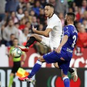 El delantero argentino del Sevilla FC Lucas Ocampos (c) remata ante el defensa del Deportivo Alavés Rubén Duarte