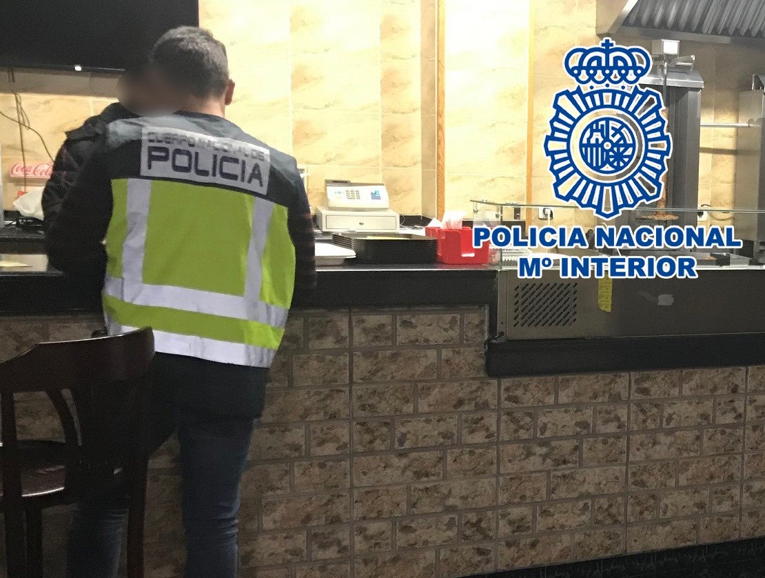 La Policía Nacional arresta en Elda a dos personas por explotar laboralmente a otras tres con jornadas maratonianas y sin contrato La Policía Nacional arresta en Elda a dos personas por explotar laboralmente a otras tres con jornadas maratonianas y sin contrato
