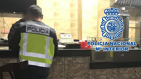 Un agente de la Policía Nacional en el establecimiento de Elda. Un agente de la Policía Nacional en el establecimiento de Elda.