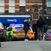 La Policía abate a un hombre en Londres tras acuchillar a varias personas