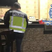 Miembro de la Policía Nacional en un local de kebabs