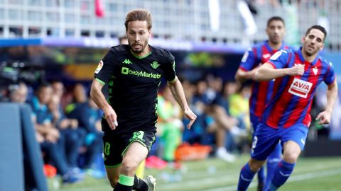 El jugador del Eibar Bigas, con el bal&oacute;n ante Canales, del Betis