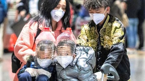 Imagen de unos dos ni&ntilde;os con protecciones faciales improvisadas a partir de botellas de pl&aacute;stico para protegerse del coronavirus