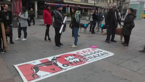 La concentración de la Plataforma "No a la caza" ha tenido lugar en la Plaza Mayor La concentración de la Plataforma "No a la caza" ha tenido lugar en la Plaza Mayor