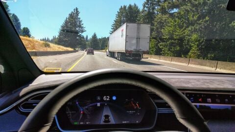visi&oacute;n del exterior de un coche por la carretera