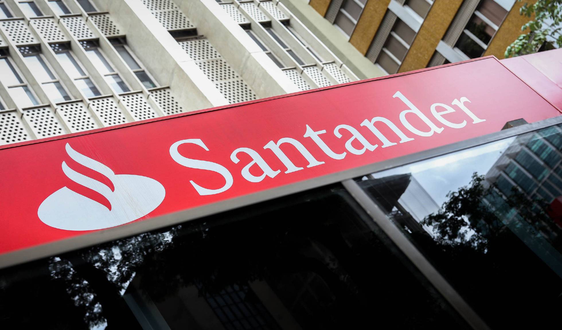 Santander acuerda comprar TSB a Sabadell por 3.400 millones de euros Santander acuerda comprar TSB a Sabadell por 3.400 millones de euros