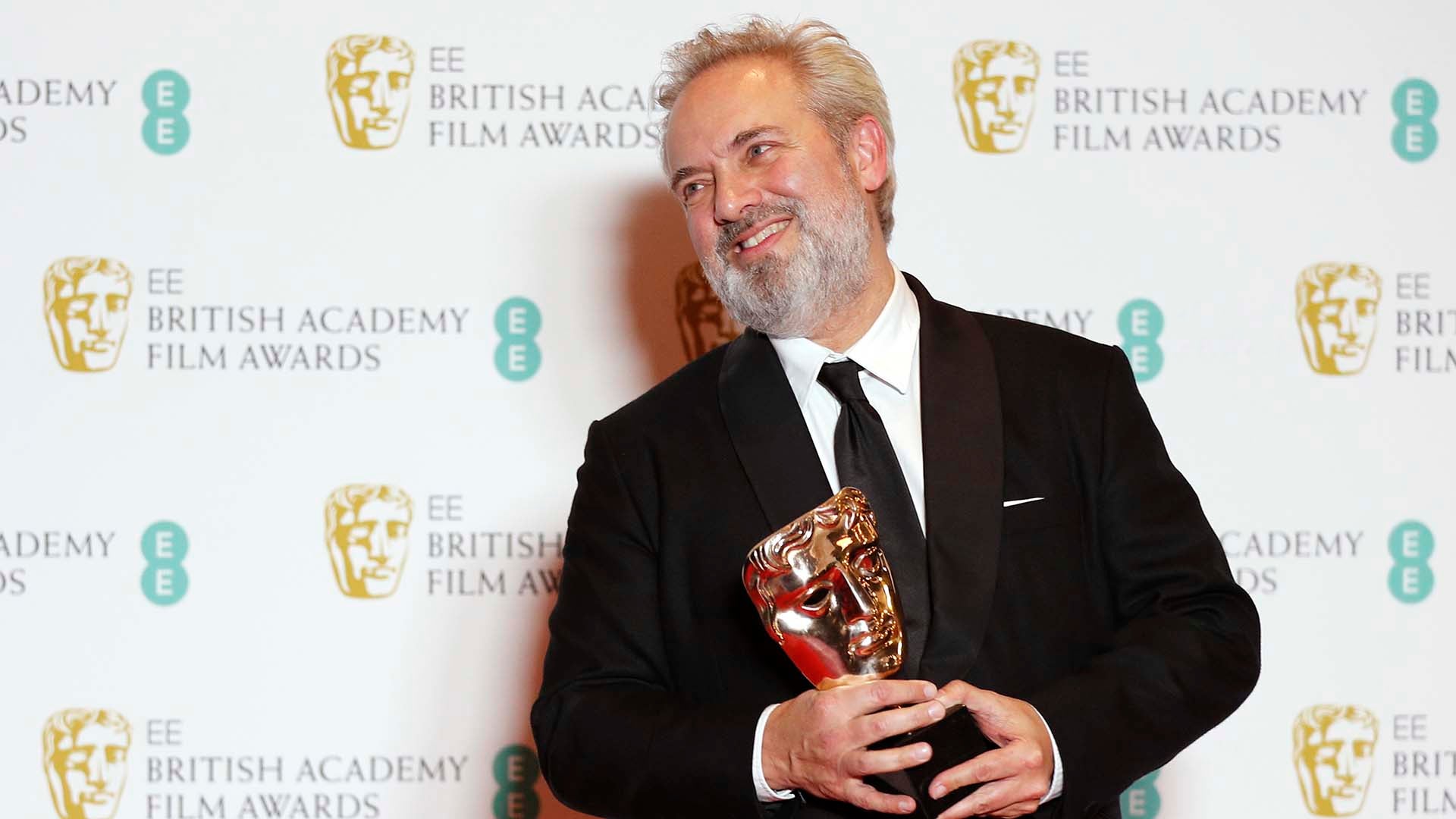 Sam Mendes acaricia el Oscar para '1917' tras arrasar en los BAFTA con 7 premios Sam Mendes acaricia el Oscar para '1917' tras arrasar en los BAFTA con 7 premios