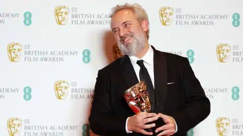 Sam Mendes, director de '1917', posa con el BAFTA a la Mejor Película de 2020 La película ha arrasado en los premios del cine británico con siete galardones, incluido Mejor Director