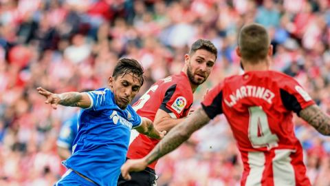 El defensor uruguayo Dami&aacute;n Su&aacute;rez (i) del Getafe