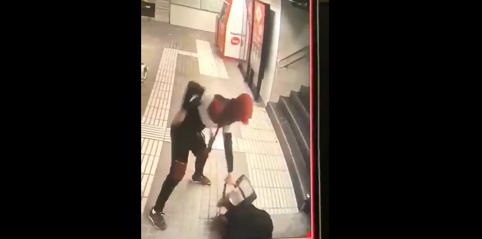 Brutal agresión a una mujer en el metro de Barcelona para tratar de robar su bolso Brutal agresión a una mujer en el metro de Barcelona para tratar de robar su bolso