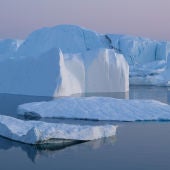 Un iceberg, flotando sobre el mar de Groenlandia
