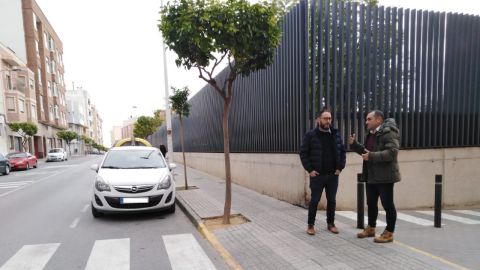 los concejales Josep Candela y Marcelina Gim&eacute;nez en la zona en la que se va a instalar un sem&aacute;foro.