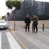 los concejales Josep Candela y Marcelina Giménez en la zona en la que se va a instalar un semáforo.