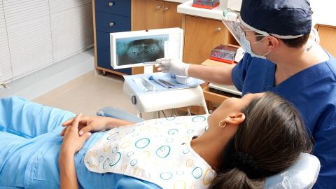 Imagen de una joven en el dentista