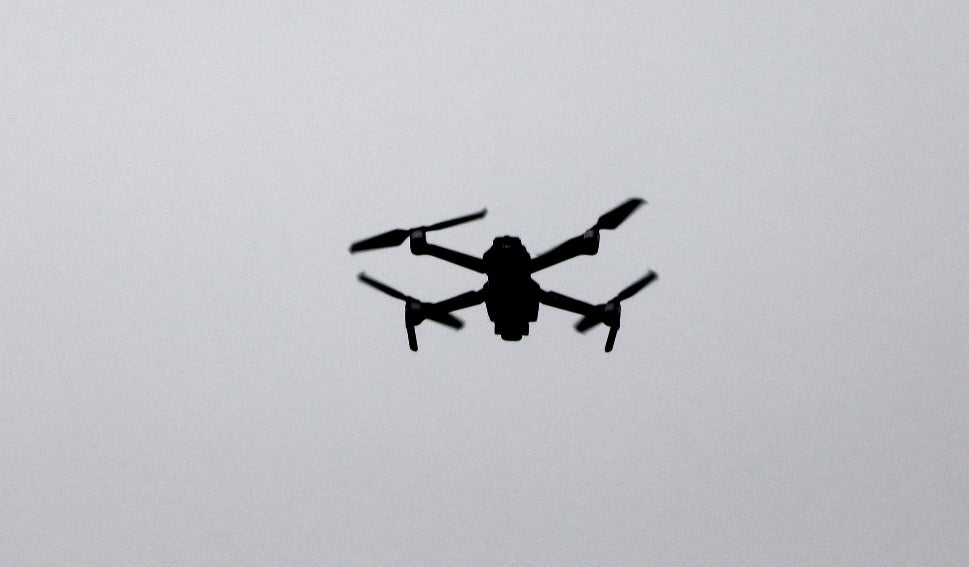 La Policía Local de Elche denuncia a un hombre que manejaba un dron para captar imágenes de la inauguración de un local La Policía Local de Elche denuncia a un hombre que manejaba un dron para captar imágenes de la inauguración de un local