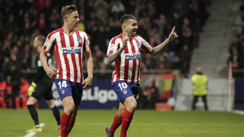 Correa celebra su gol junto a Llorente