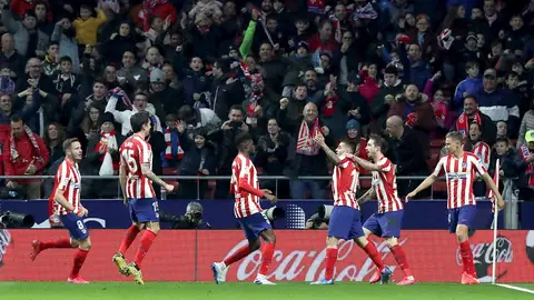 El Atlético celebra el tanto de Correa ante el Granada El Atlético celebra el tanto de Correa ante el Granada