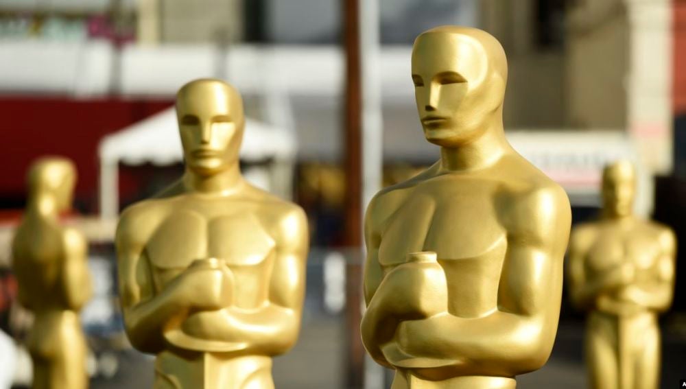 Varias estatuas de los Oscar esperan su colocación en la alfombra roja, a las puertas del Dolby Theatre