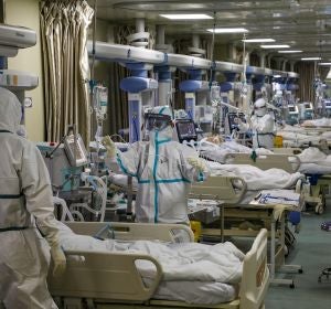 Médicos atienden a enfermos por coronavirus de Wuhan Médicos atienden a enfermos por coronavirus de Wuhan