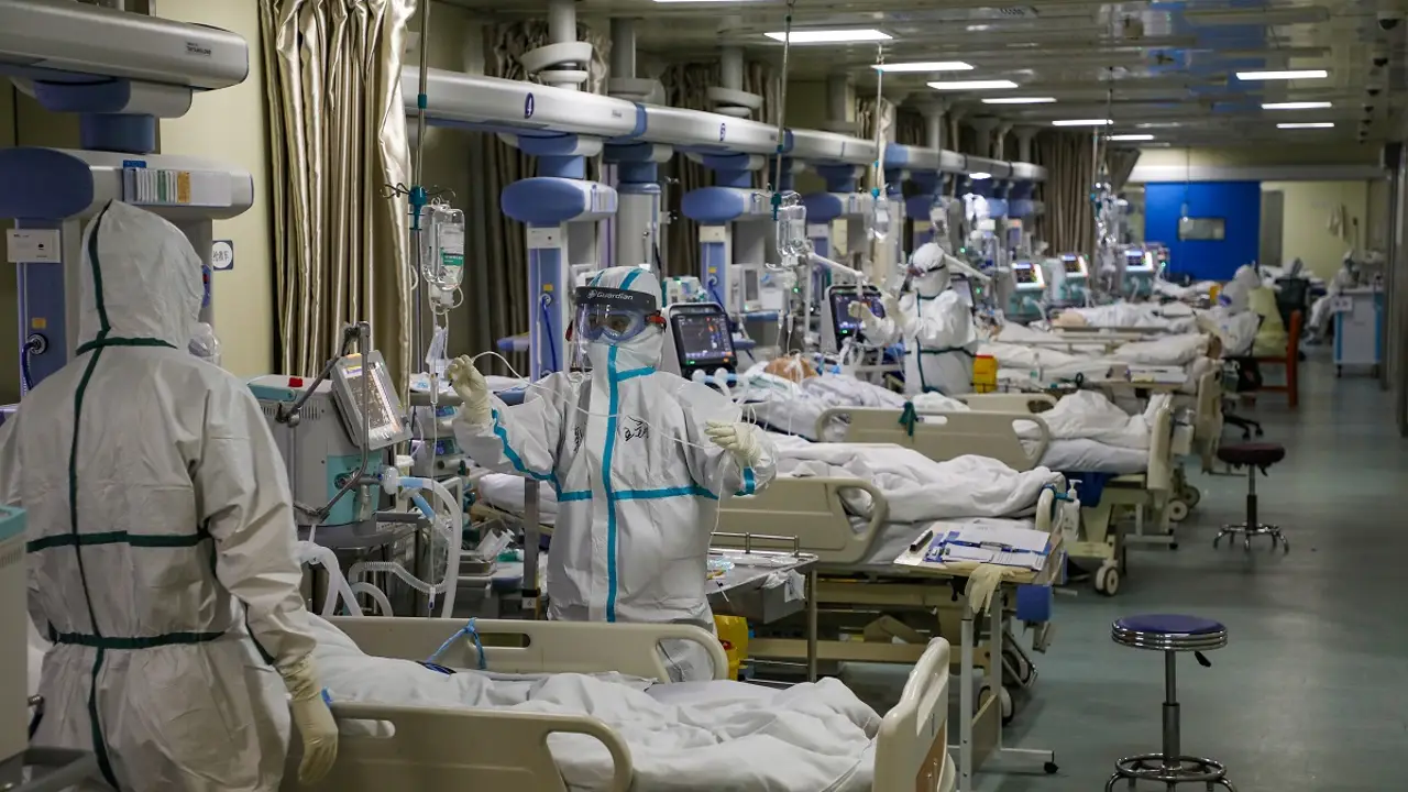 Médicos atienden a enfermos por coronavirus de Wuhan Médicos atienden a enfermos por coronavirus de Wuhan