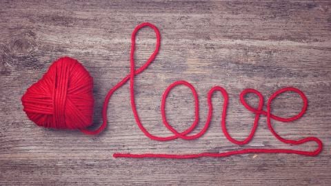 La palabra 'love' escrita con hilo de bordar
