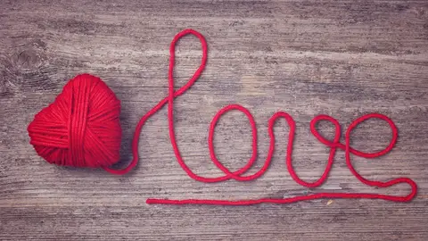 San Valentín 2020: Sorpresas originales y baratas para el 14 de febrero La palabra 'love' escrita con hilo de bordar