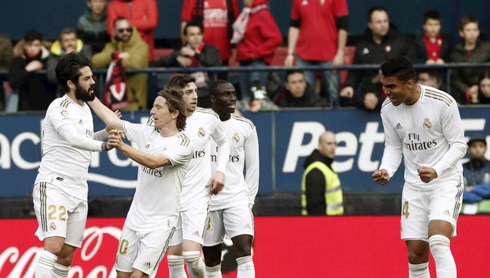 El Real Madrid celebra el gol de Isco ante Osasuna