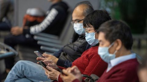 Imagen de personas con mascarillas para protegerse del coronavirus