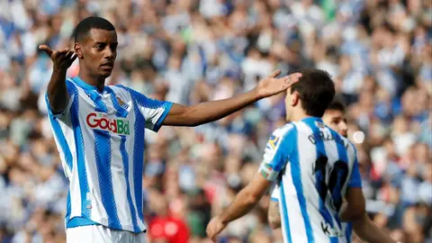 Isak celebra con Miker Oyarzabal su gol ante el Athletic Isak celebra con Miker Oyarzabal su gol ante el Athletic