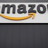 Vista del logotipo de la multinacional estadounidense del comercio electrónico Amazon