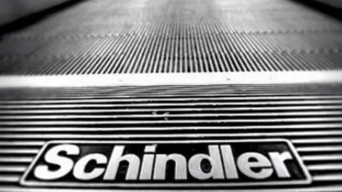 La multinacional fabrica ascensores La multinacional fabrica ascensores
