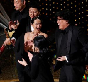 Jane Fonda entrega el Oscar a la Mejor Película de 2020 a Bong Joon-Ho, director de 'Parásitos' Jane Fonda entrega el Oscar a la Mejor Película de 2020 a Bong Joon-Ho, director de 'Parásitos'