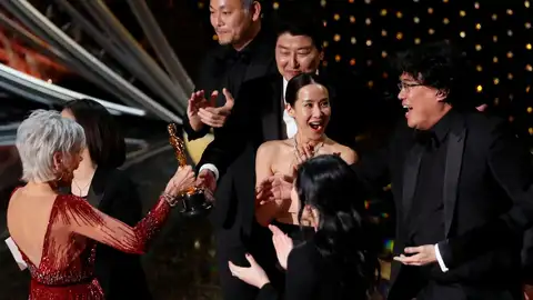 Jane Fonda entrega el Oscar a la Mejor Película de 2020 a Bong Joon-Ho, director de 'Parásitos' La película surcoreana se convierte en la primera de habla no inglesa que se alza con el mayor premio cinematográfico internacional