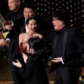 Jane Fonda entrega el Oscar a la Mejor Película de 2020 a Bong Joon-Ho, director de 'Parásitos'