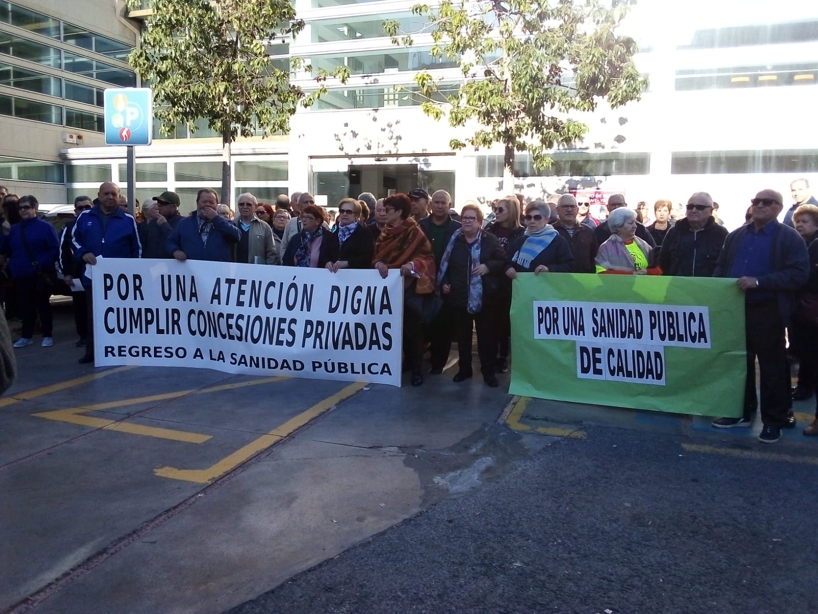 Manifestación en El Toscar para pedir estabilidad y reducción de la espera para las consultas del centro de salud Manifestación en El Toscar para pedir estabilidad y reducción de la espera para las consultas del centro de salud