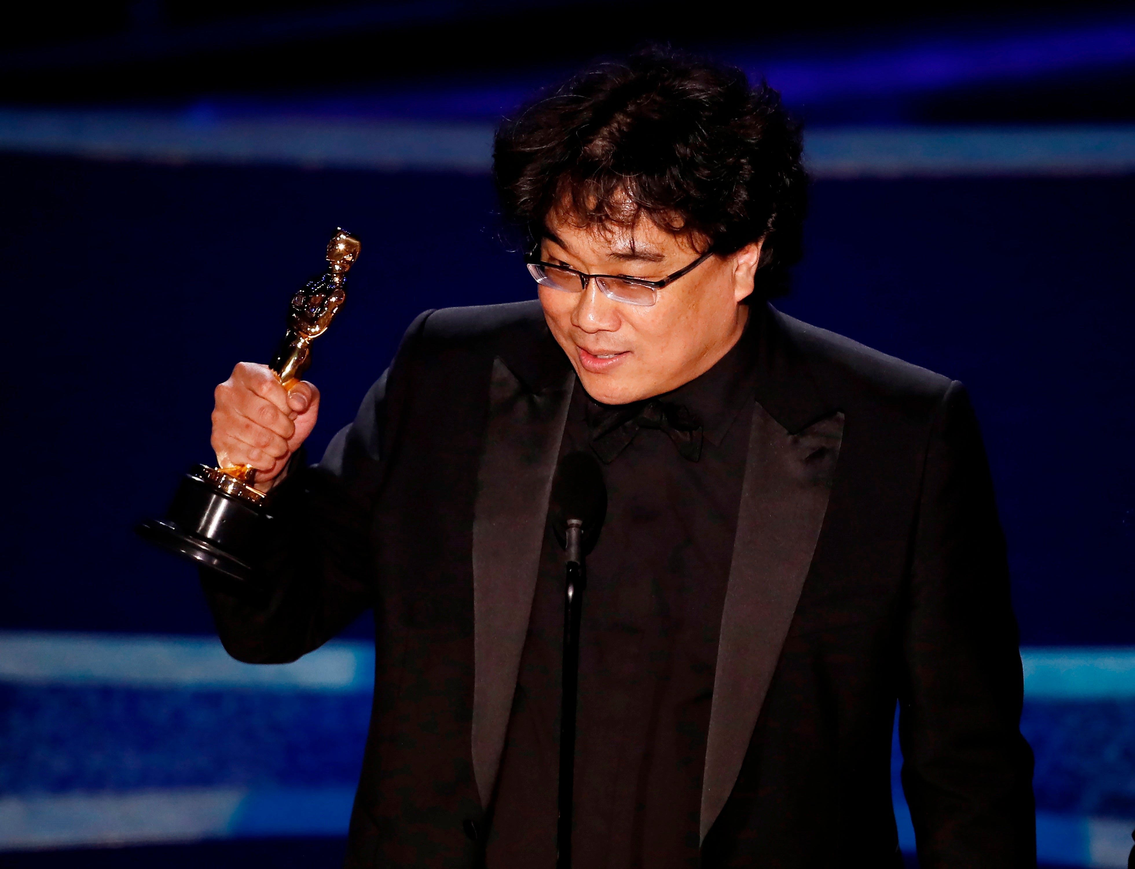 Bong Joon-ho bromea tras ganar varios Oscar por 'Parásitos': "Ya estoy preparado para beber esta noche" Bong Joon-ho bromea tras ganar varios Oscar por 'Parásitos': "Ya estoy preparado para beber esta noche"