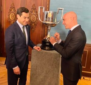 El presidente de la Junta, Juan Manuel Moreno, departe con Luis Rubiales, presidente de la Junta de Andalucía El presidente de la Junta, Juan Manuel Moreno, departe con Luis Rubiales, presidente de la Junta de Andalucía