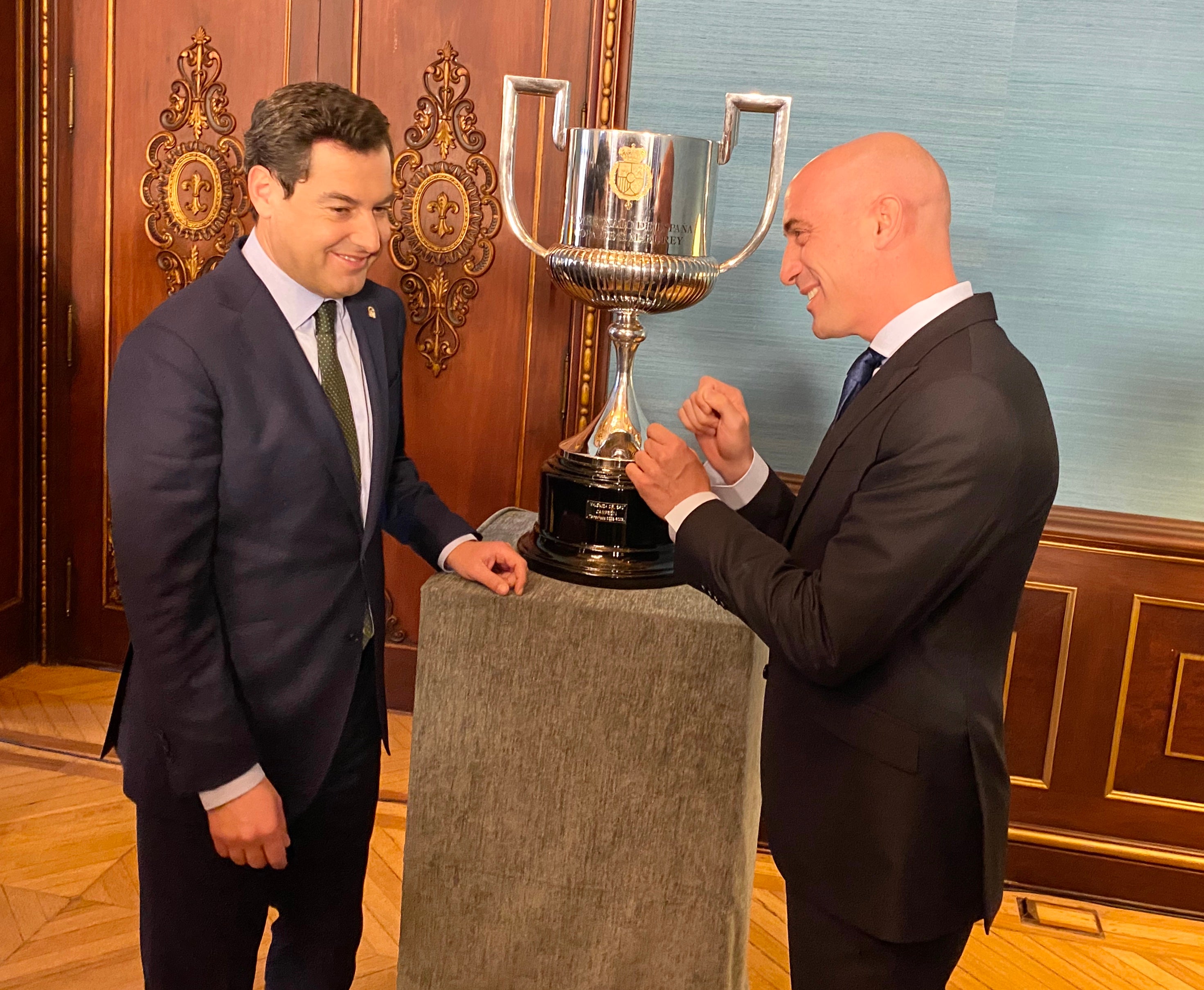 Rubiales posa con la Copa, pero evita hablar del Betis Rubiales posa con la Copa, pero evita hablar del Betis