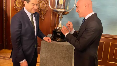 El presidente de la Junta, Juan Manuel Moreno, departe con Luis Rubiales, presidente de la Junta de Andalucía Recibimiento en el Palacio de San Telmo