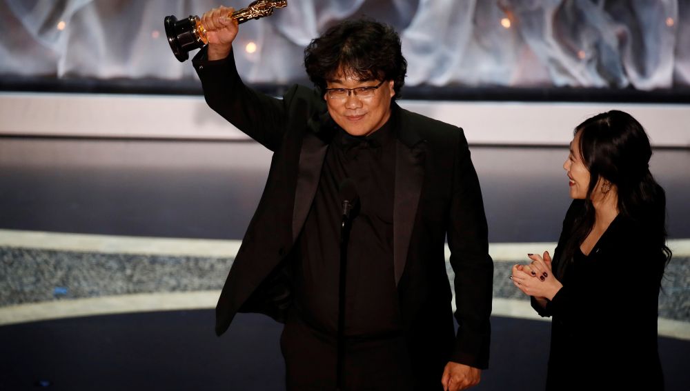  Bong Joon Ho recoge el premio a mejor película internacional por 'Parásitos'