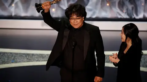Bong Joon Ho recoge el premio a mejor película internacional por 'Parásitos' Bong Joon Ho recoge el premio a mejor película internacional por 'Parásitos'