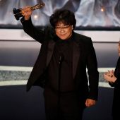  Bong Joon Ho recoge el premio a mejor película internacional por 'Parásitos'